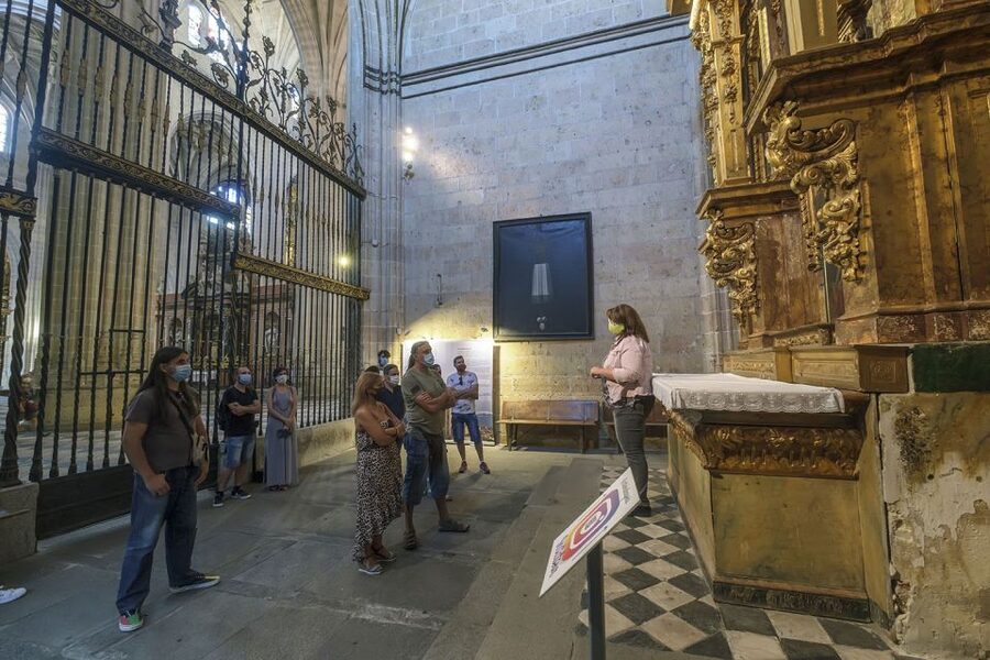 Segovia: Cathedral Tower Guided Tour - Clock room details, plus a comparison you can picture