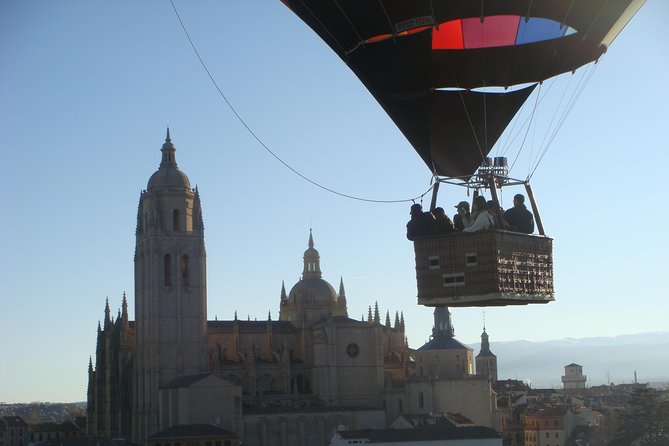 Segovia from the Skies: Sunrise Balloon Ride - The basket experience: standing only, tight spaces, and why shoes matter
