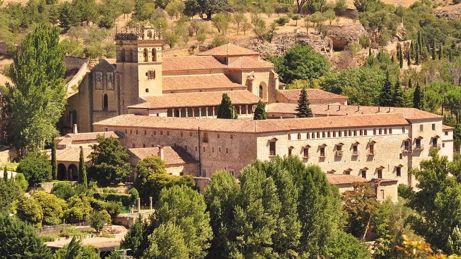 Segovia: guided route on an electric bicycle (ebike) - Into the Jewish Quarter via Arco del Socorro: Cathedral backdrops, Machado, and San Esteban