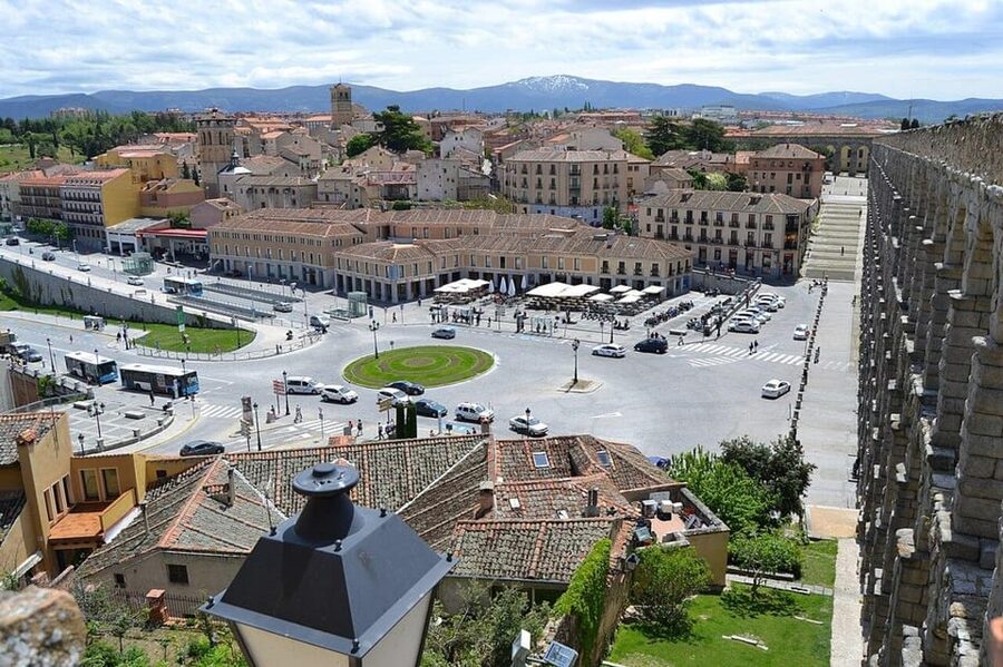 Segovia: guided route on an electric bicycle (ebike) - The guide rhythm, the local bar aperitif, and why the pace works