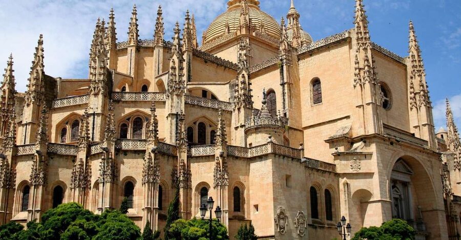 Segovia: Guided Walking Tour with Cathedral & Alcázar Entry - From Plaza Azoguejo to the Roman Aqueduct, your orientation starts here