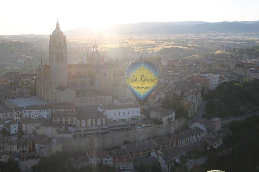 Segovia: Hot Air Balloon Flight with Picnic and Cava - Small comfort details that affect your experience