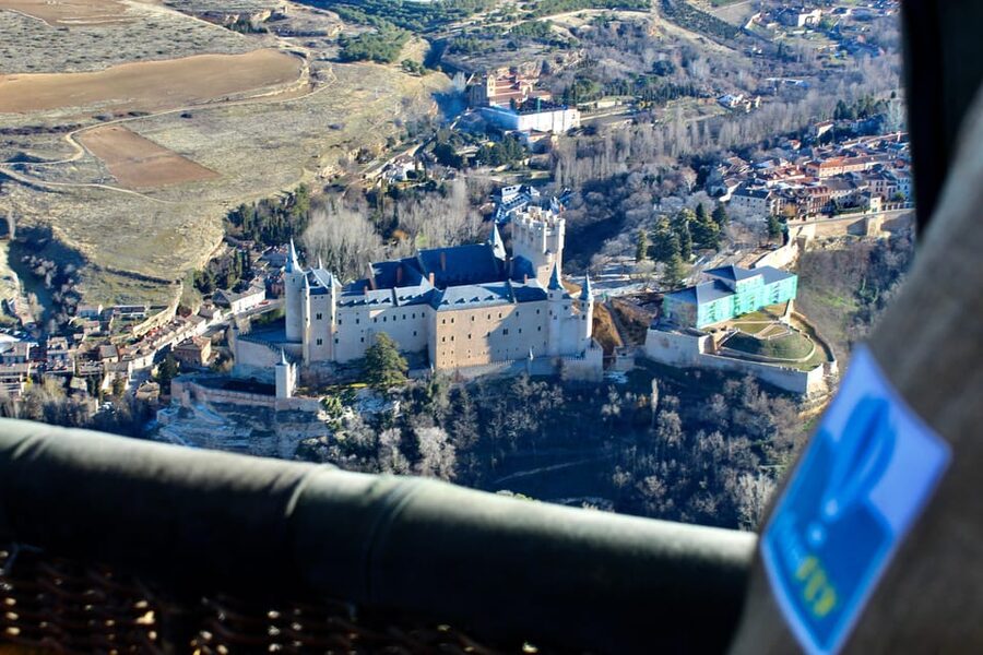 Segovia: Hot Air Balloon Flight with Picnic and Cava - The flight itself: your 1 hour view of cathedral, Alcázar, aqueduct