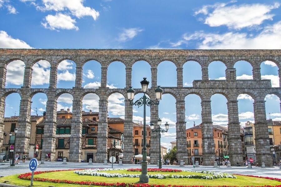 Segovia - Old Town tour including Castle visit - Segovia in three sights: Roman water, Gothic light, royal stone