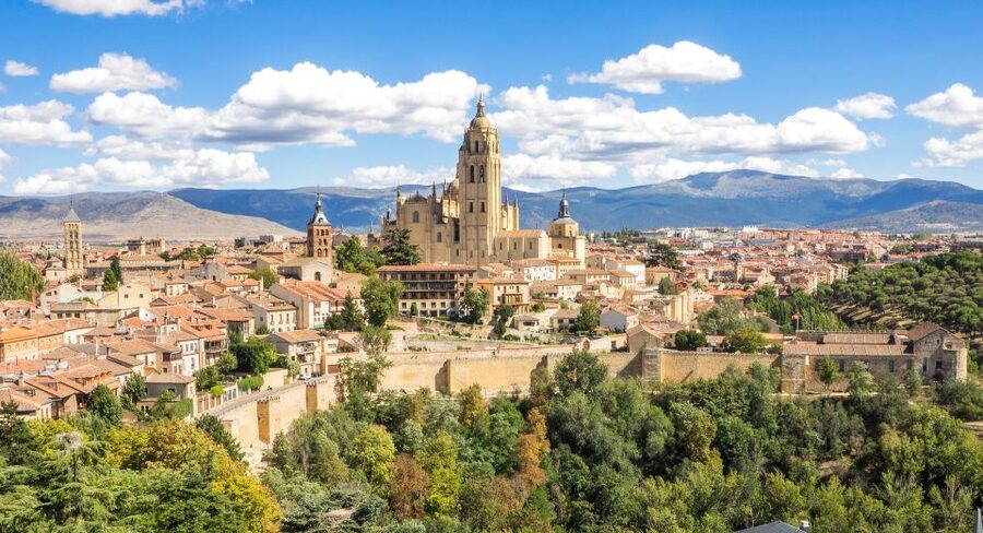Segovia - Old Town tour including Castle visit - Starting outside the Aqueduct: what to notice on the Roman structure