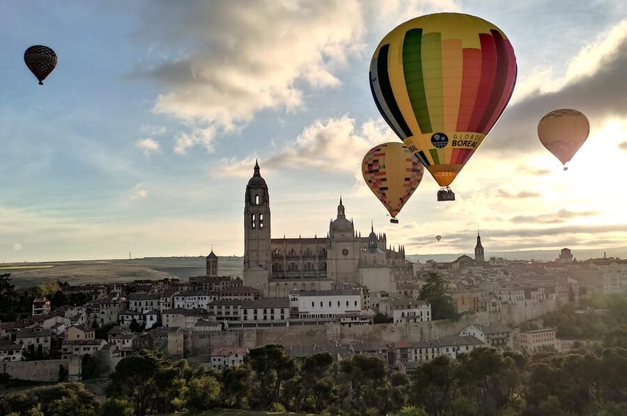 Segovia: Private Balloon Ride for 2 with Cava and Breakfast - Meeting at Sunrise: The Field Opposite the General Hospital