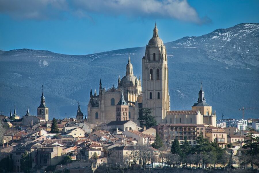 Segovia: Private City Walking Tour with Alcázar of Segovia - The Roman Aqueduct: Segovia’s big “how did they do that?” moment
