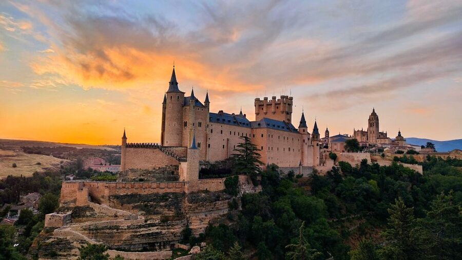 Segovia: Private City Walking Tour with Alcázar of Segovia - Meeting your guide and getting your bearings fast