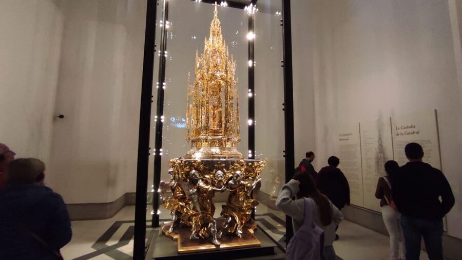 Toledo: Cathedral, Alcazar, Monastery, Jewish Quarter Tour - Entering the Cathedral world through lonely legend streets