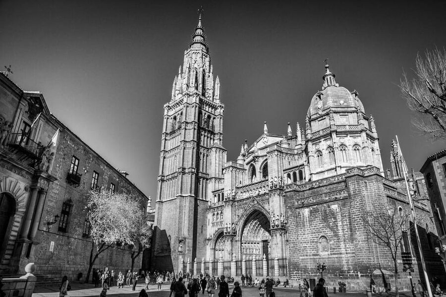 Toledo Cathedral Guided Tour in Spanish - The Main Facade and Monumental Doors: Your First Reality Check