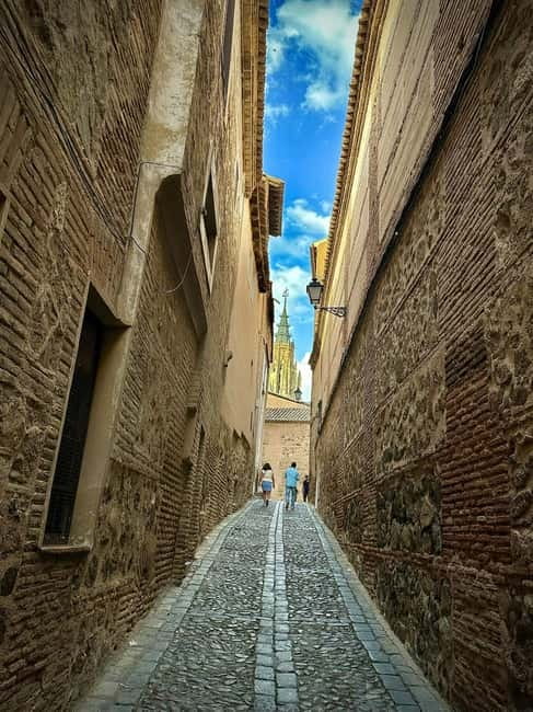 Toledo Mágico, the original night route: mystery, curiosities and secrets - Stop 2: the short secret segment that sets the tone
