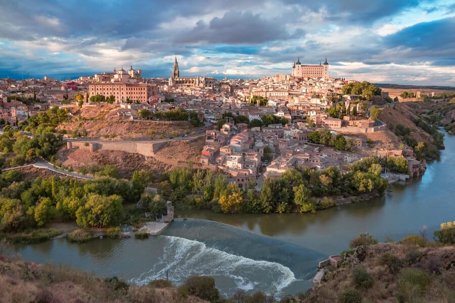 Toledo: Monumentos esenciales: Alcazar, Catedral, Sinagoga - Toledo Cathedral area: outside guidance with an inside option for 10€