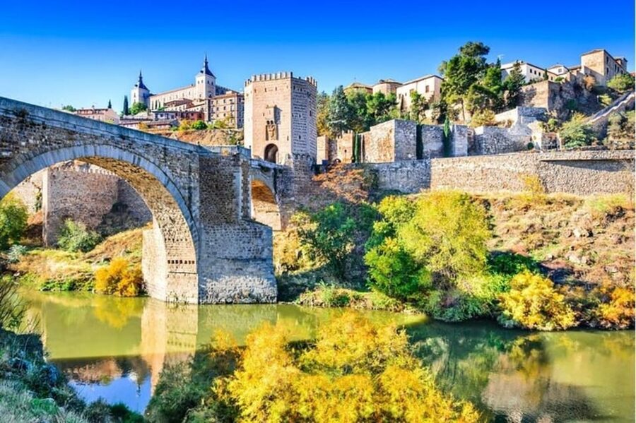 Toledo : Private Walking Tour with a Pro guide - Murallas de Toledo: city walls that explain the whole layout