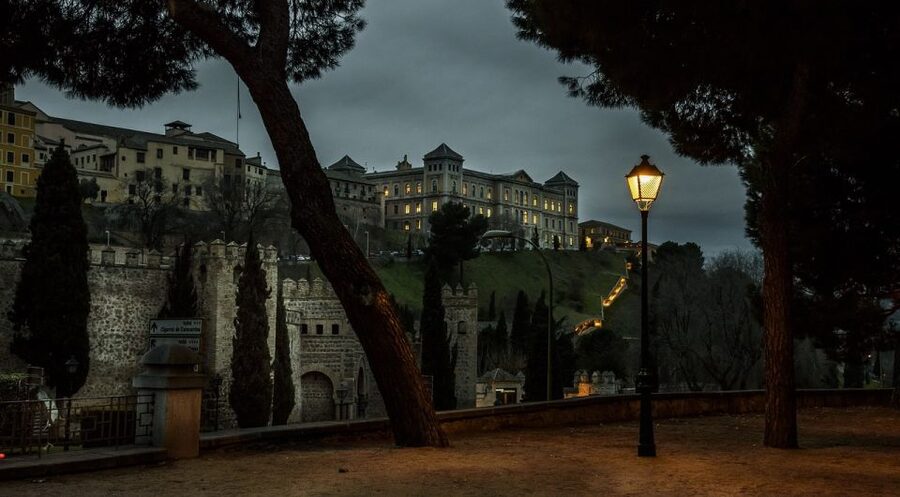 Toledo: Una Mágica noche Toledana - Convent silence: wall crosses and the quiet that changes your pace