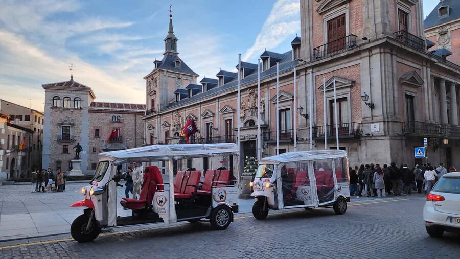 Tour Madrid: Secrets in a Electric Tuk Tuk - Puerta del Sol: The City’s Meeting Point and Its Symbols