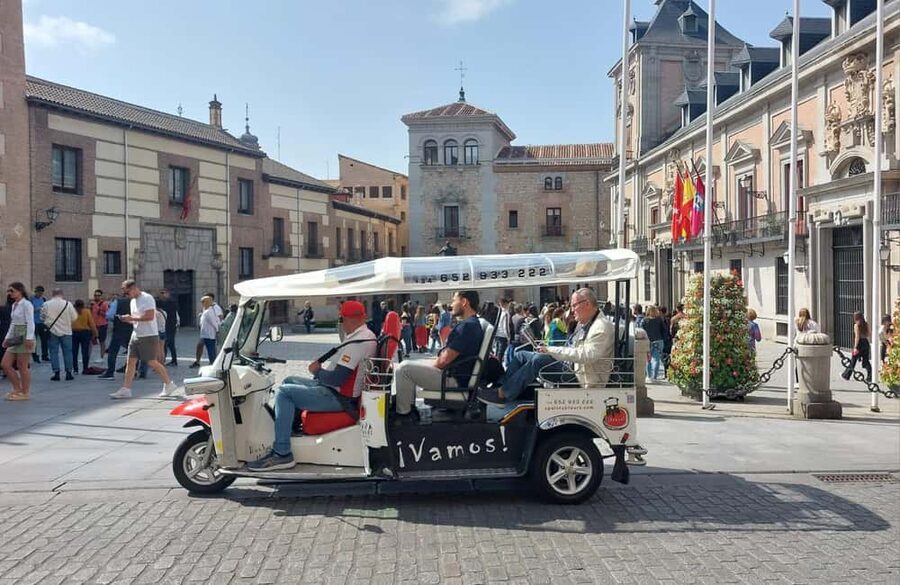 Tour Madrid: Secrets in a Electric Tuk Tuk - Retiro Park: Your Built-In Breather in the Middle of the Day