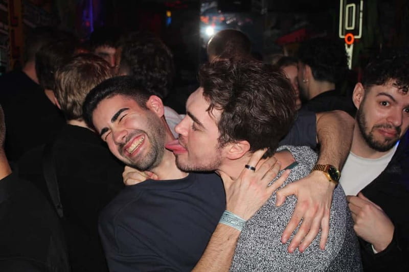 Wild Night Pub Crawl: Free Shots, Games & VIP Club Entry! - Group vibe, languages, and how to not lose the night